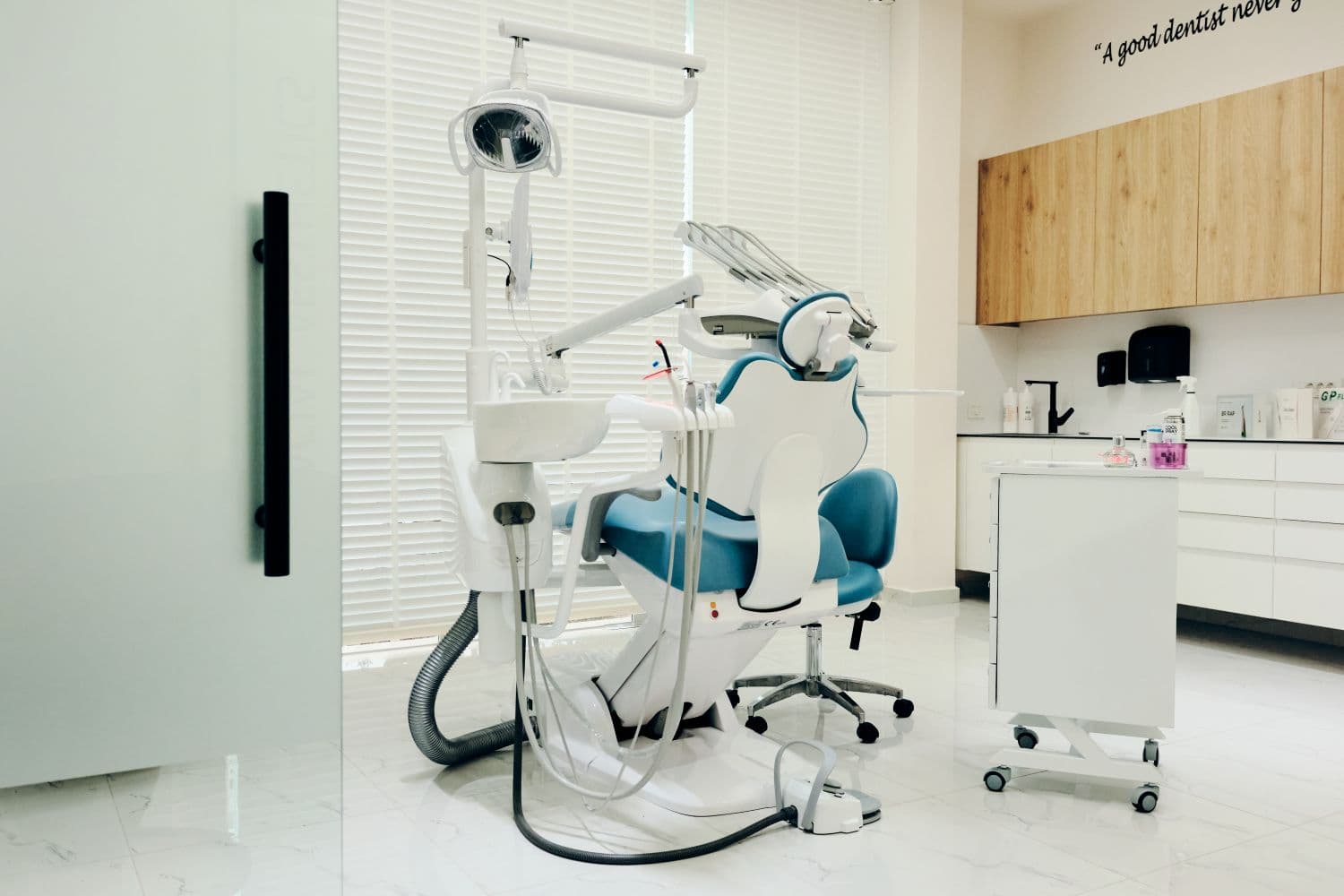 Dentist ekonomik në Vlorë Shqipëri në Aura Clinic me kujdes dentar modern